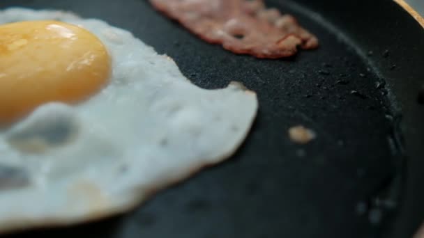 Utsökt stekt ägg och baconremsa på stekpanna — Stockvideo