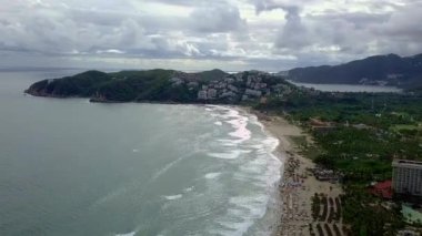 Bulutlu gökyüzünün altında Puerto Vallarta sahilinin güzel hava manzarası