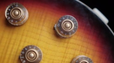 Klasik tahta benzeri elektro gitarın ses ve ton kontrolleri