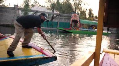 Arka planda ağaçlar ve evler olan geleneksel Meksika trajinerası