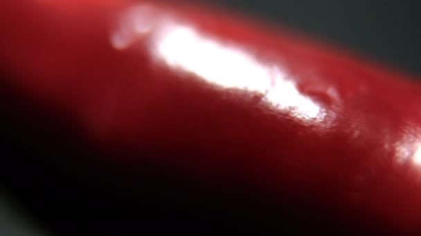 Närbild av färgglada tunna och färska chilipeppar på svart yta — Stockvideo