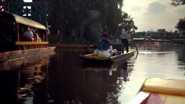 Vrouwelijke voedselleverancier in gele boot in Xochimilco meer — Stockvideo
