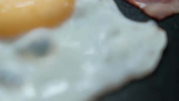 Lezzetli kızarmış yumurta ve pastırma kızartma tavasında şerit. — Stok video