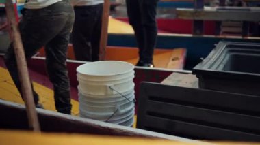 Geleneksel Meksika trajineralarında İspanyol gondolcular ve konteynırlar