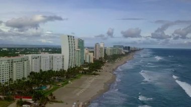 Puerto Vallarta sahilindeki bulutlu gökyüzünün altındaki otellerin güzel hava manzarası.