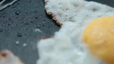 Lezzetli kızarmış yumurta ve pastırma kızartma tavasında şerit.