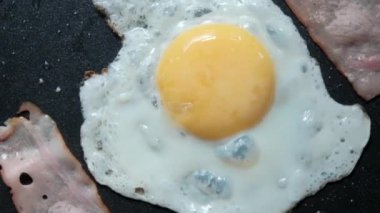 Lezzetli kızarmış yumurta ve pastırma kızartma tavasında şerit.