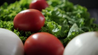 Domates, soğan ve siyah arka planda büyük marul.