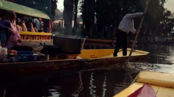 Gyönyörű kilátás nyílik a Xochimilco tó mexikói trajinera — Stock videók