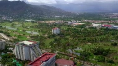 Puerto Vallarta plajı yakınlarındaki otellerin ve bitkilerin güzel hava manzarası.