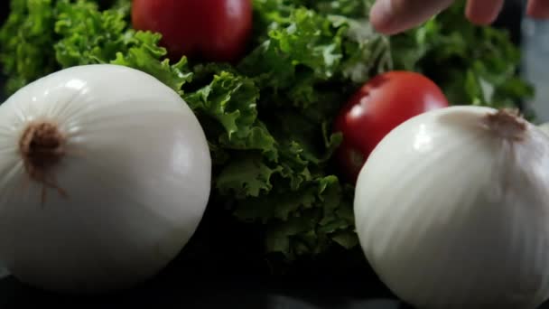 Hand ergreifende Tomate auf großen, frischen Salat — Stockvideo