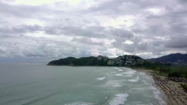 Bulutlu gökyüzünün altında Puerto Vallarta sahilinin güzel hava manzarası