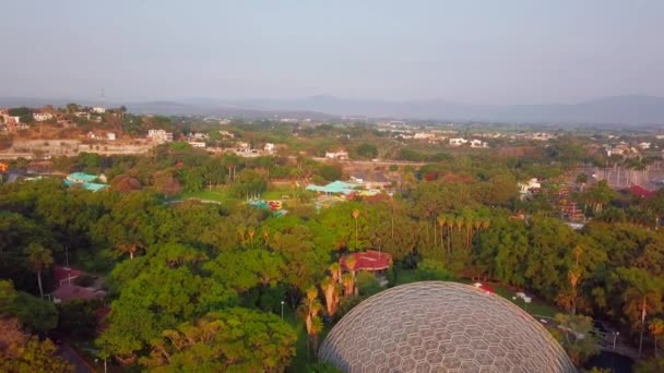 Widok z lotu ptaka kopuły otoczony drzewami z szarym niebem jako tłem — Wideo stockowe