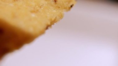 Kabataslak deseni ve bulanık arkaplanı olan waffle 'ın yakın plan görüntüsü