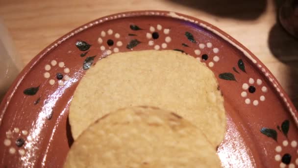 Τρία παραδοσιακά μεξικάνικα κοχύλια σε χειροποίητο πήλινο πιάτο — Αρχείο Βίντεο