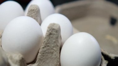 Altı yumurtalı bir kutudan iki yumurta almak.