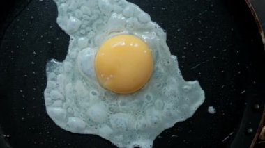 Kızartma tavasında yağlı yumurta.