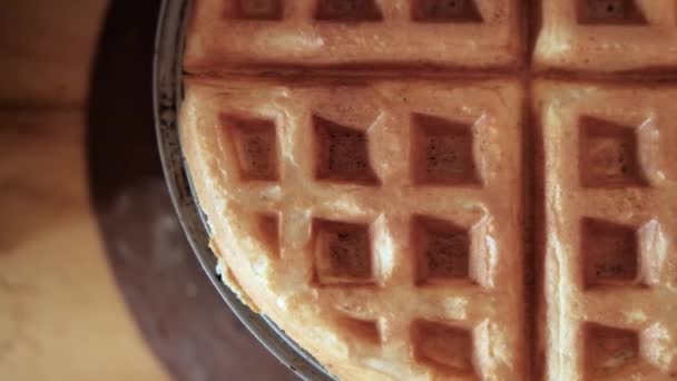 Vista dall'alto di deliziosi waffle rotondi sul creatore di waffle grigio — Video Stock