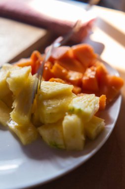 Çatal, parlak arkaplanlı, dilimlenmiş meyve dürtüyor.