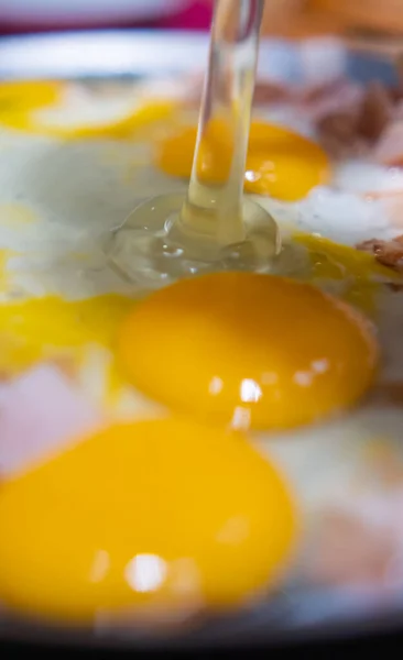 Hackad kalkonskinka och tre äggulor på en rund galler — Stockfoto