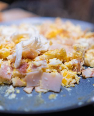 Çırpılmış yumurta ve kıyılmış hindi jambonu.