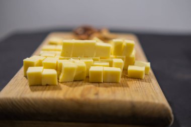 Kesme tahtasında taze peynir ve ceviz.