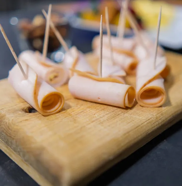 Taze hindi jambonu ahşap kesme tahtasının üzerinde.