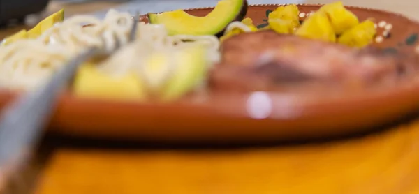 Witte spaghetti en varkenshaas op traditionele kleiplaat — Stockfoto