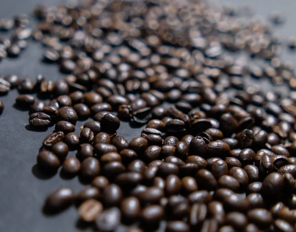 진한 회색 표면에 구운 커피 원두 — 스톡 사진