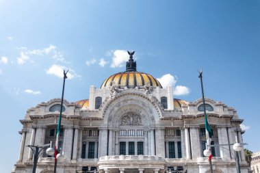 Mexico City 'den güzel sanatlar sarayı. Güzel mavi gökyüzünün altında.