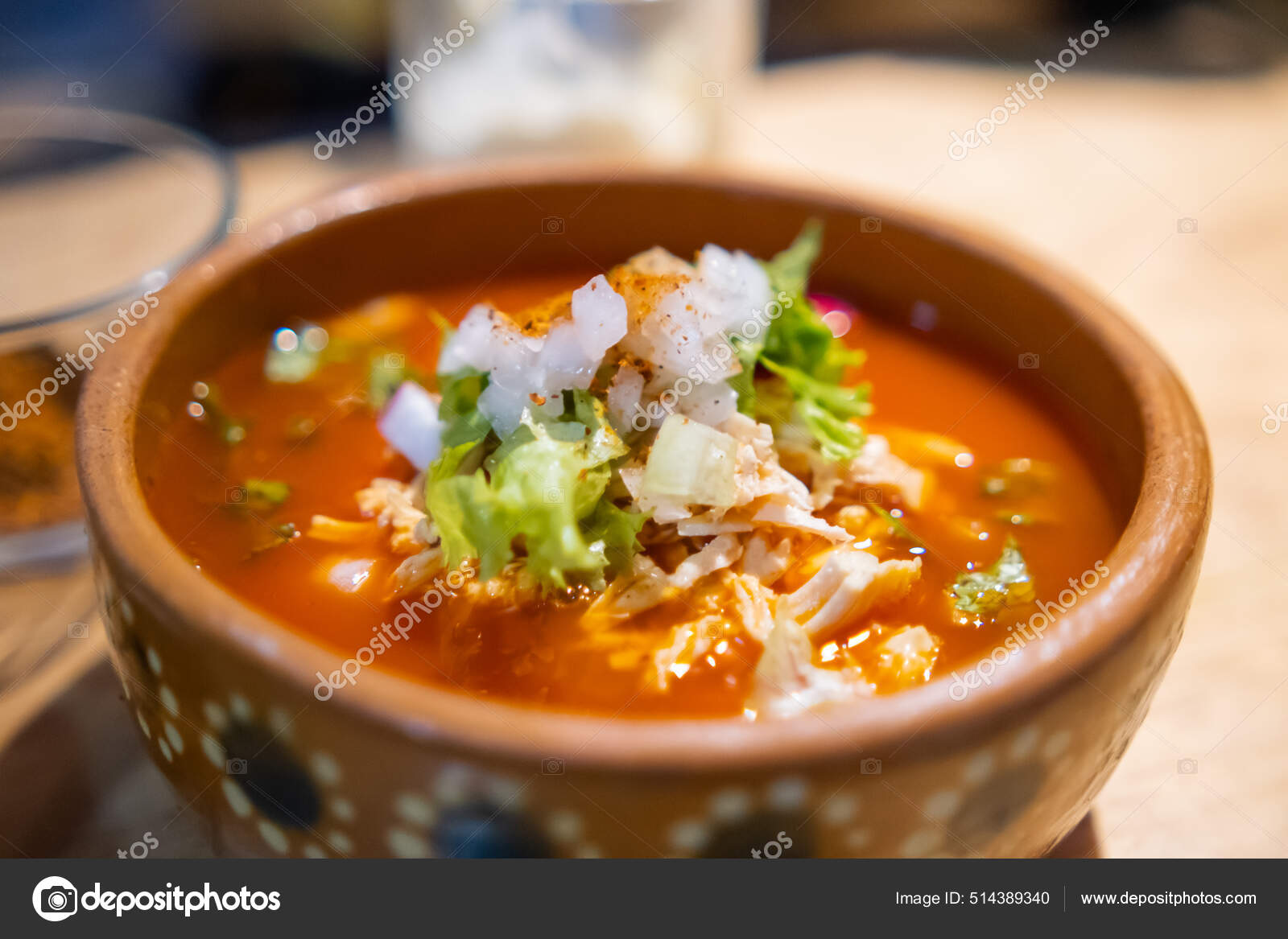 Tazon de barro de delicioso y tradicional pozole mexicano Foto de stock 514389340 KanelBulle