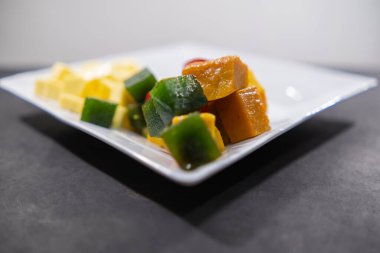 Bir tabak taze peynir ve meyve ezmesi.