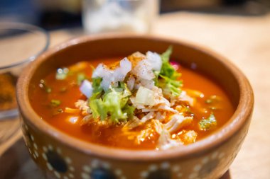 Bir kase lezzetli ve geleneksel Meksika pozolü.