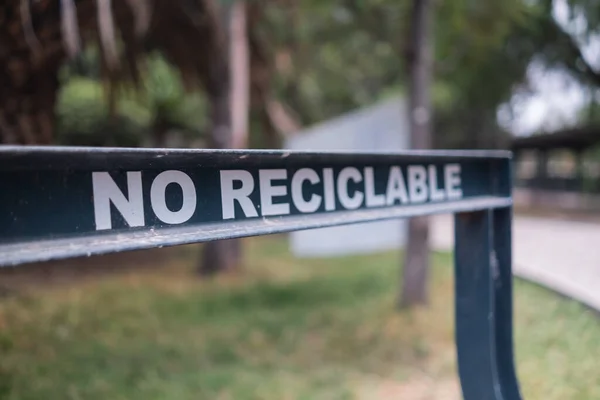 Spanisches Schild für nicht recycelbaren Müll mit Bäumen als Hintergrund — Stockfoto