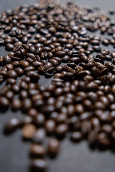 진한 회색 표면에 구운 커피 원두 — 스톡 사진