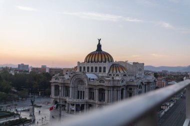 Mexico City 'den güzel sanatlar sarayının güzel manzarası gün batımında gökyüzünün altında