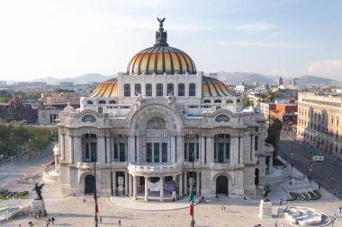 Mexico City 'den güzel sanatlar sarayı. Güzel mavi gökyüzünün altında.
