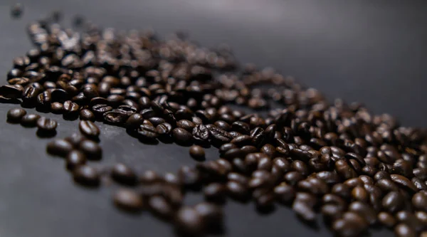 Pile of roasted coffee beans with dark gray background — Stock Photo, Image