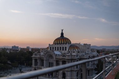 Mexico City 'den güzel sanatlar sarayının güzel manzarası gün batımında gökyüzünün altında