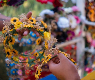 Bulanık arkaplanı olan güzel çiçek bantları tutan eller.