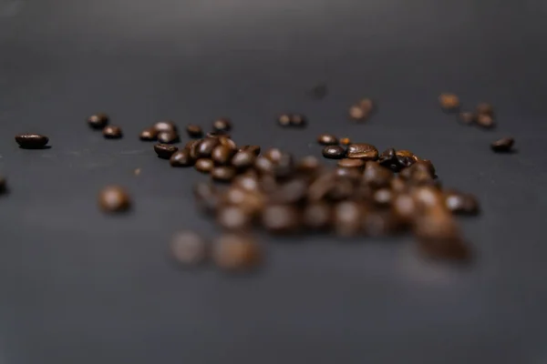 Stapel gebrande koffiebonen met donkergrijze achtergrond — Stockfoto