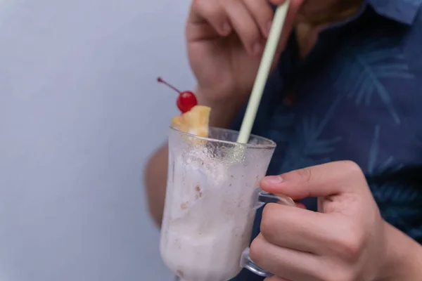 Man houden en drinken smakelijke vanille milkshake met stro — Stockfoto