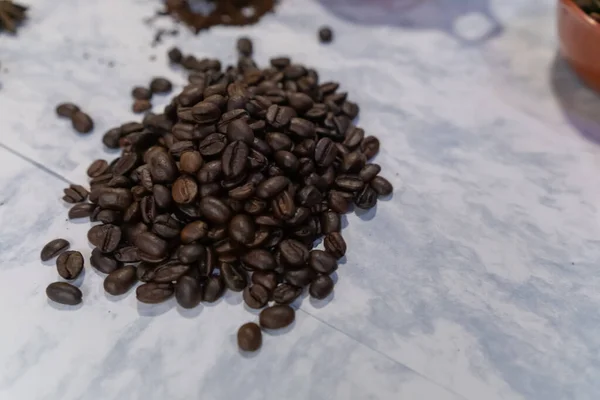 Kleine stapel gebrande koffiebonen op witte ondergrond — Stockfoto