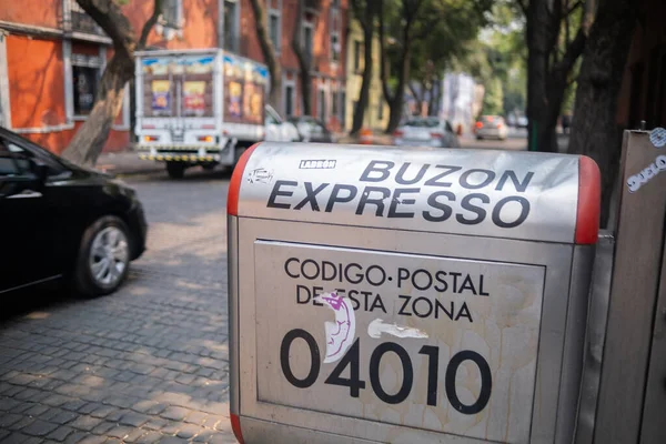 Caixa de correio de prata em Coyoacan, Cidade do México com rua como fundo — Fotografia de Stock