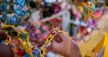 Bulanık arkaplanı olan güzel çiçek bantları tutan eller.