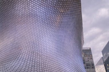 Güzel bulutlu gökyüzü altında Soumaya Müzesi 'nin alçak açılı görüntüsü