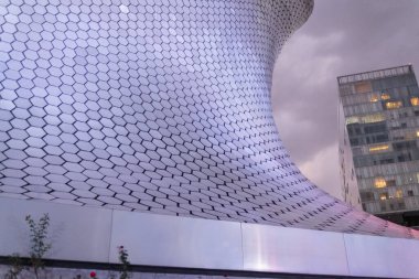 Güzel bulutlu gökyüzü altında Soumaya Müzesi 'nin alçak açılı görüntüsü
