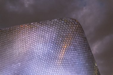 Karanlık bulutlu gökyüzünün altındaki Soumaya Müzesi 'nin alçak açılı görüntüsü