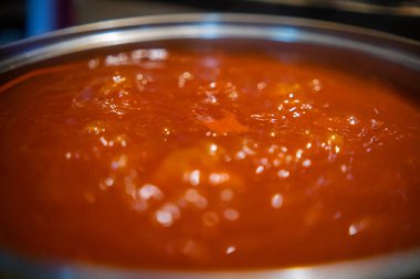 Lezzetli geleneksel Meksika pozolü haşlama kabında kaynıyor.