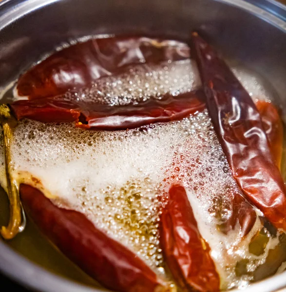 Pirospaprika főzőedényben olajban forralva — Stock Fotó